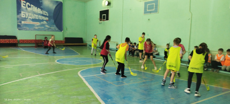 Соревнования по флорболу.