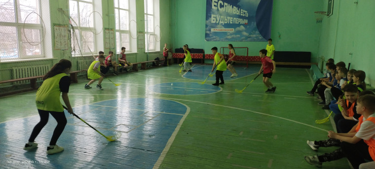 Соревнования по флорболу.