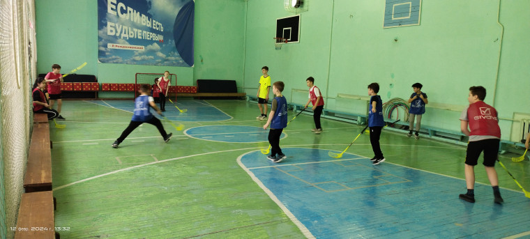 Соревнования по флорболу.