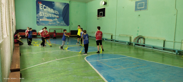 Соревнования по флорболу.